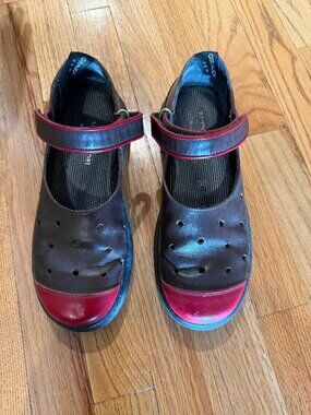 Giraudon Sport Mary Janes shoes; dark brown with red toes; size 39; great condit